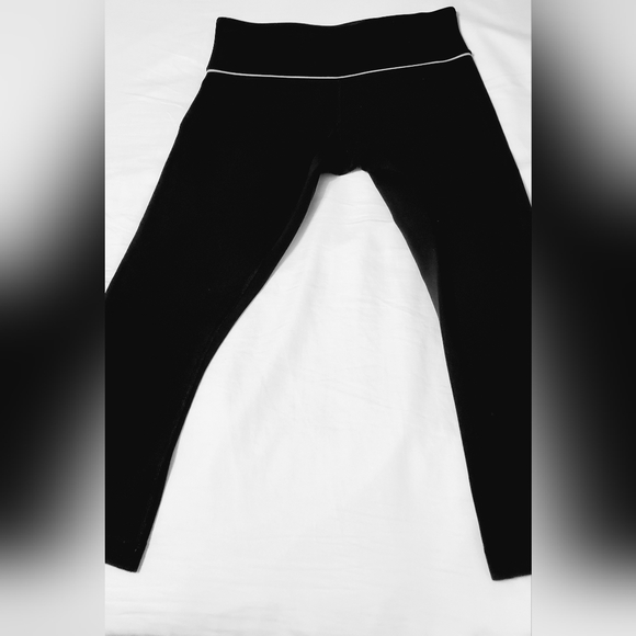 Lululemon black Capri size 6 - Picture 4 of 4